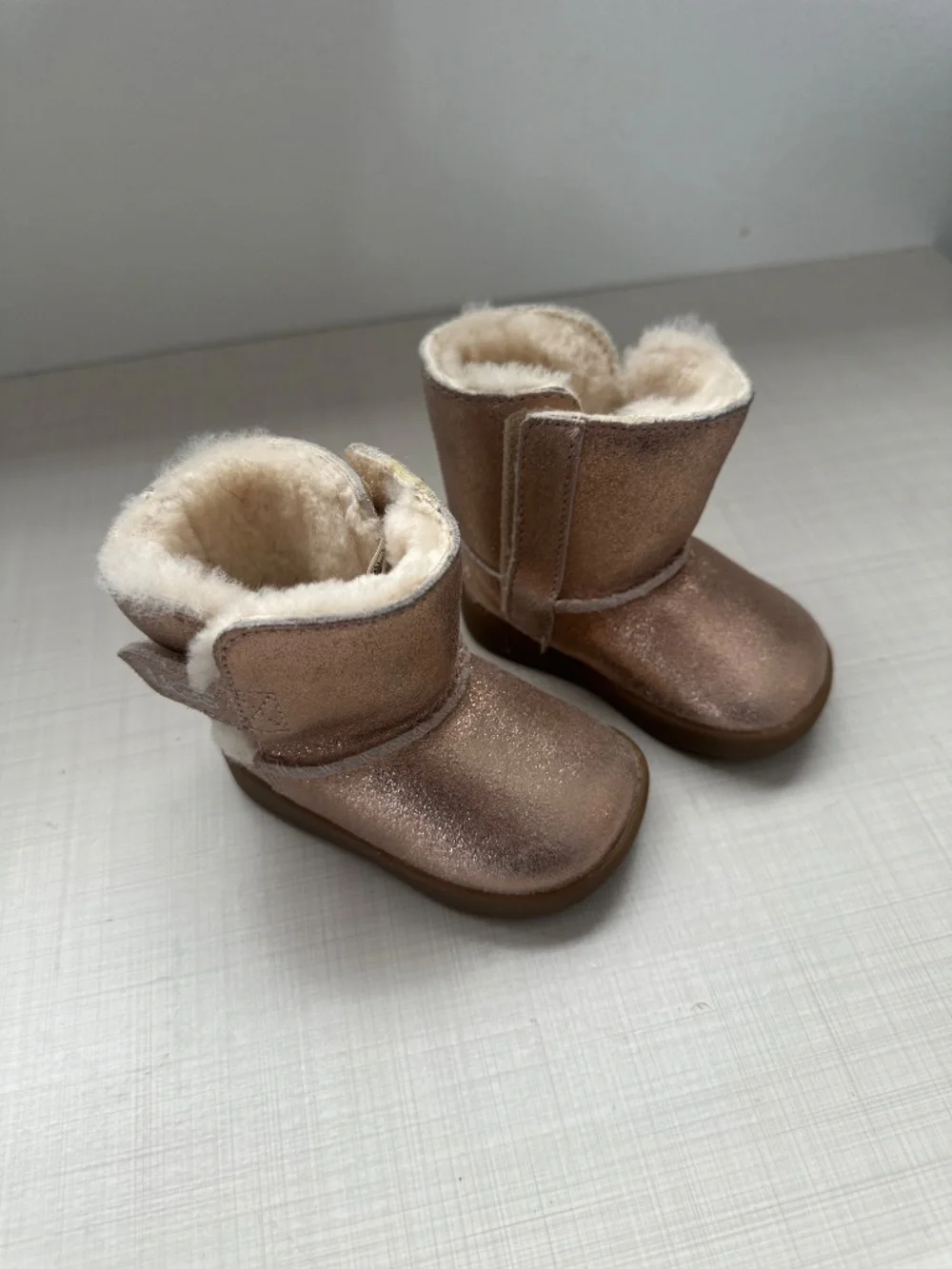 UGG Keelan Metallic Pink Glitter Fashion Boots Rose Gold Toddler 2/3 Pink Fur